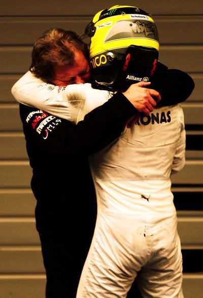 Abrazo entre Norbert Haug y Nico Rosberg tras la victoria del alemán en el GP de China 2012, Shanghai