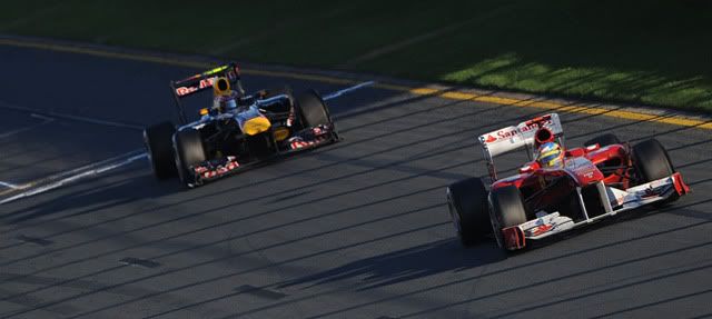 Webber usa el DRS para intentar pasar a Alonso en Australia 2011