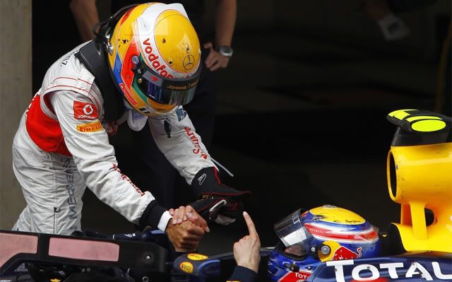 Hamilton felicita a Webber en China 2011
