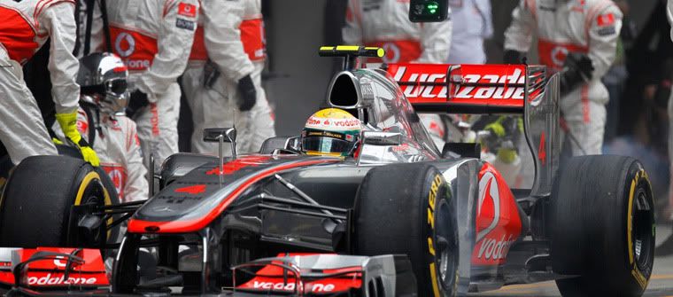 Lewis Hamilton parada en boxes McLaren Pirelli Baréin 2012