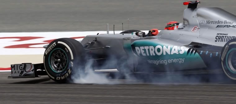 Michael Schumacher bloquea neumáticos Pirelli en Baréin